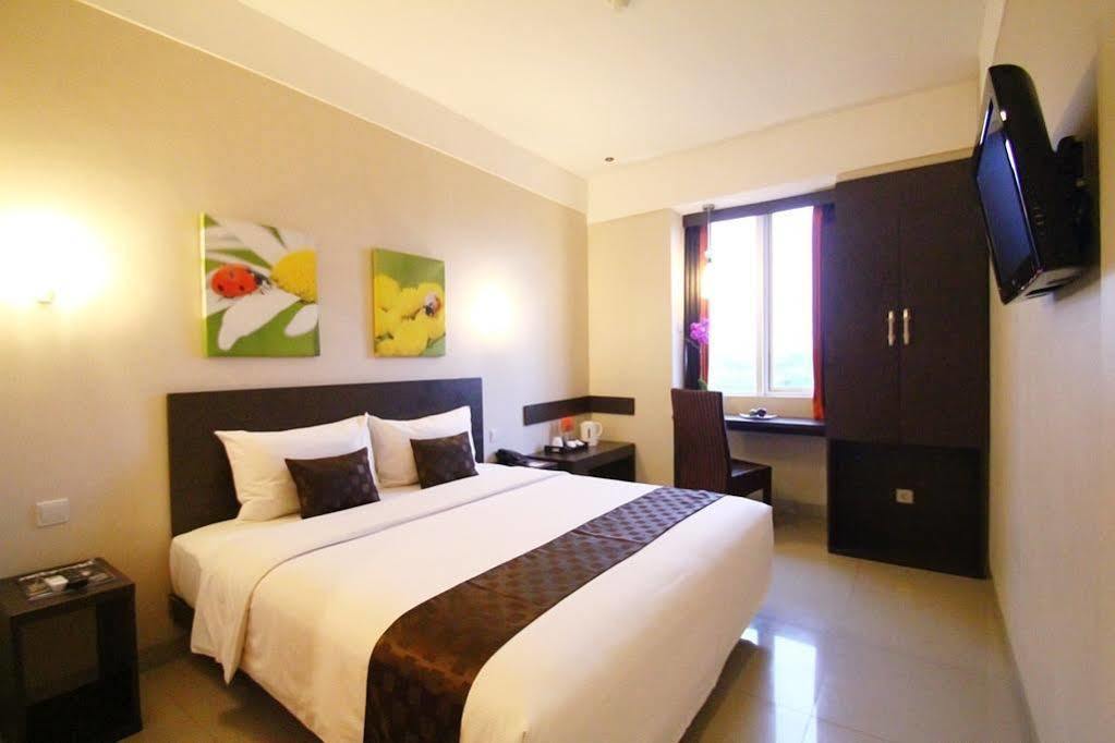 Solaris Hotel Malang Exteriör bild