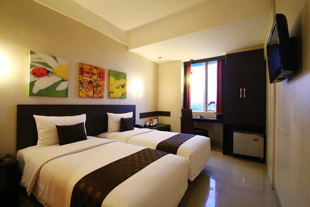 Solaris Hotel Malang Exteriör bild